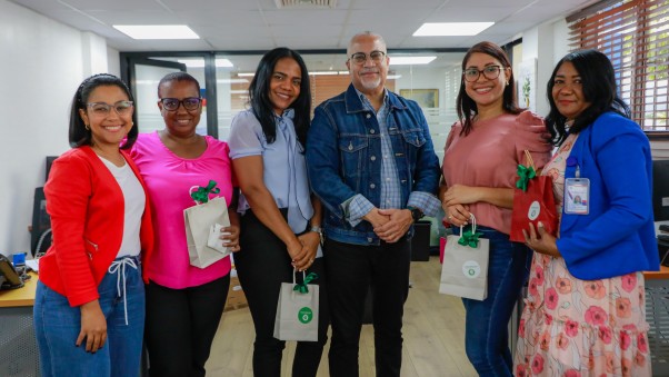 2 DURANTE ENTREGA DE OBSEQUIOS POR DIA DE LAS MADRES