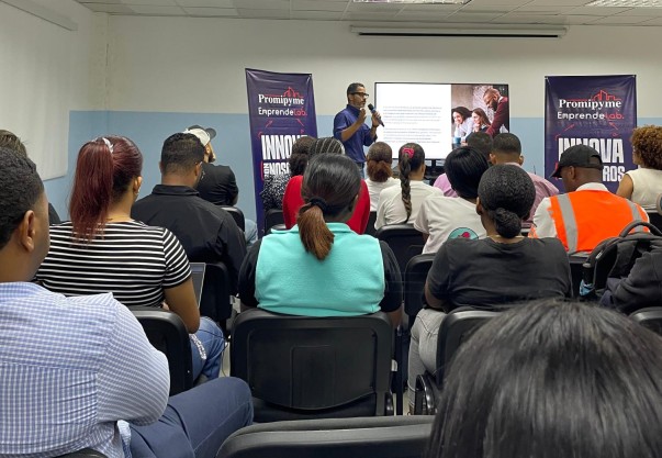 AREVALO PRSENTANDO PROYECTO EMPRENDELAB