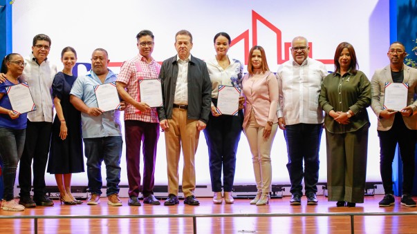 AUTORIDADES EN ENTREGA PRESTAMOS SDE