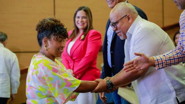 Beneficiaria Saludando Las Autoridades