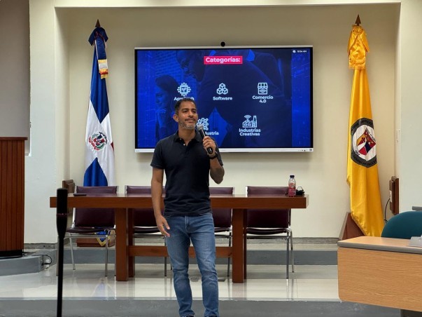 Cairo Durante La Presentacion En PUCMM