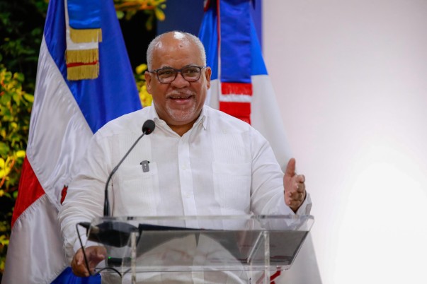 DIRECTOR DURANTE ENTREGA CREDITO EN LA ROMANA