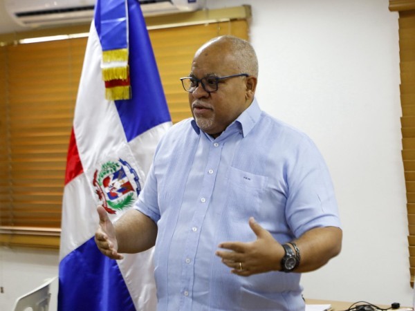 DIRECTOR DURANTE REUNION