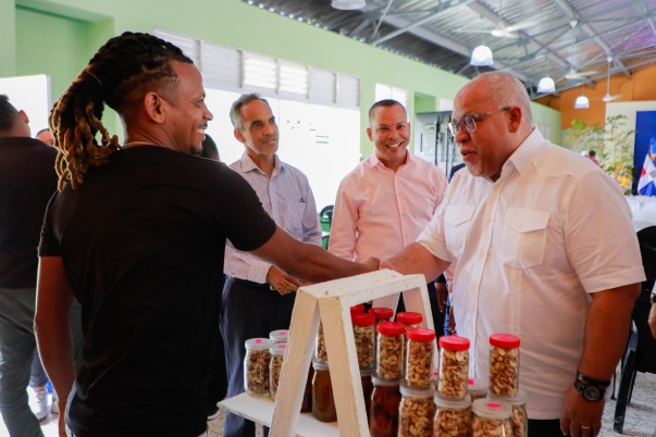 DIRECTOR SALUDA A EMPRENDEDORES