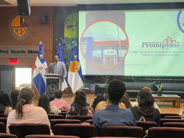 DURANTE TALLER EN UASD