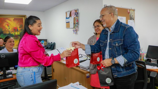 ENTREGA OBSEQUIO POR DIRECTOR GESTION HUMANA