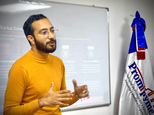 FACILITADOR DURANTE MESA EMPRENDIMIENTO