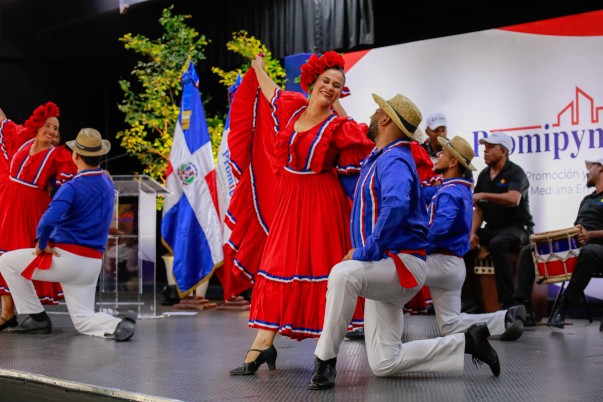 PRESENTACION DE BAILE DURANTE ENTREGA
