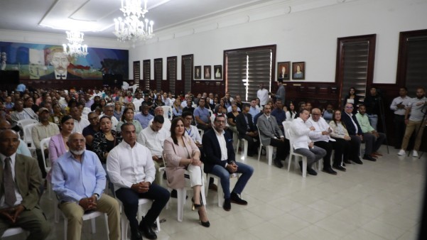 Publico De Santiago Durante Entrega Credito