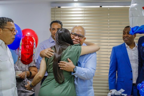 Abrazo De Felicitacion