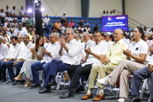 Alegria Durante Acto En Entrega De Credito