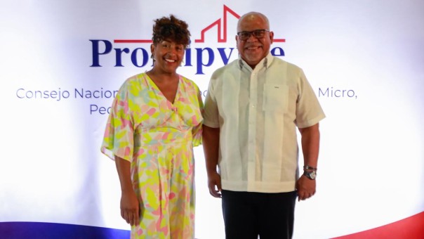 Beneficiaria Durante Entrega Con El Director General