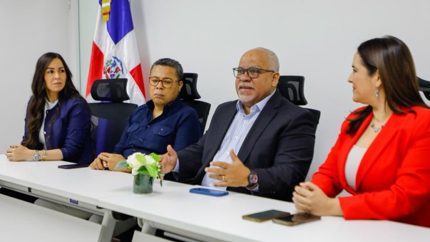 Director Da Palabras De Motivacion Durante Entrega