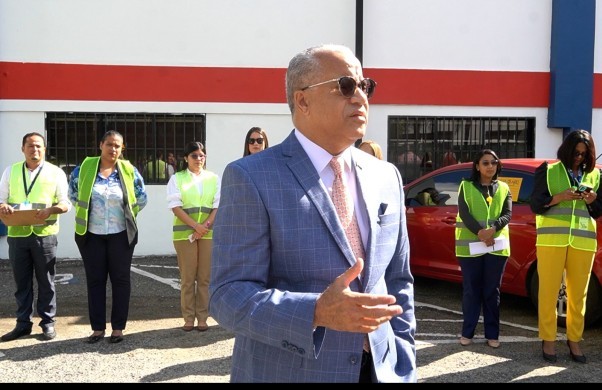 Director De Gestion Humana Con Palab Ras Durante Simulacro