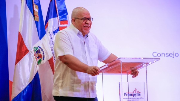 Director En Azua Entregando Prestamos