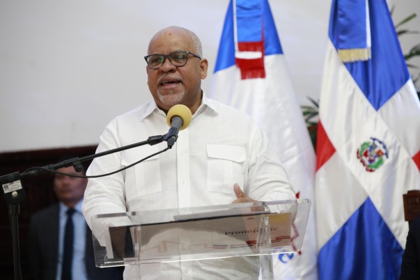 Director En Entrega A Afectado De Incendio
