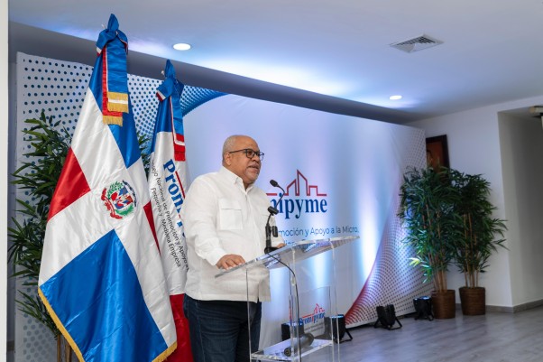 Director Entrega Creditos En Barahona