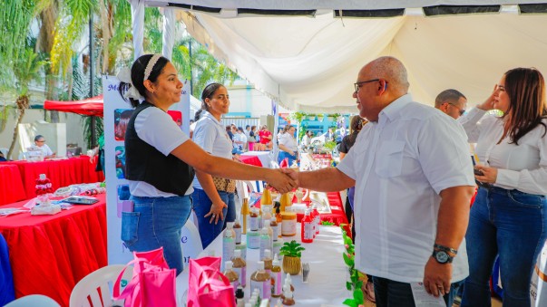 Director Promipyme En Recorrido Feria Distrito 1