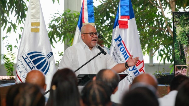 Durante Entrega Certificado Director Valora Actividad