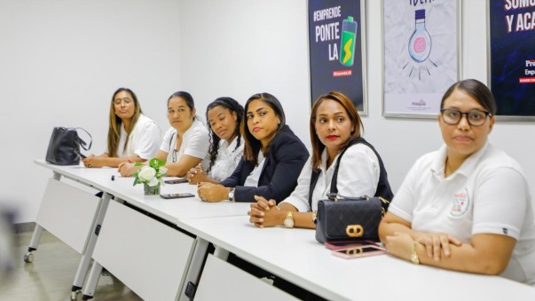 Emprendedoras Recibiendo Certificados