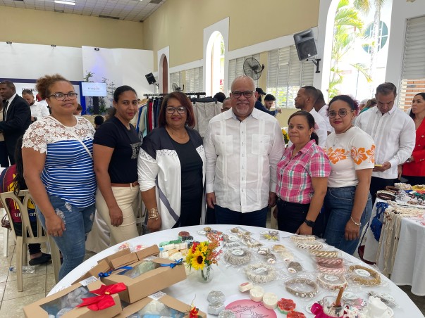 Emprendedores Con Sus Productos Durante Actividad