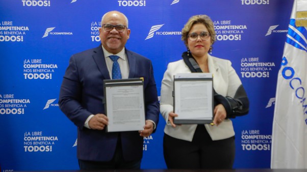 Exhibieno Carpeta De Convenio Durante Firma