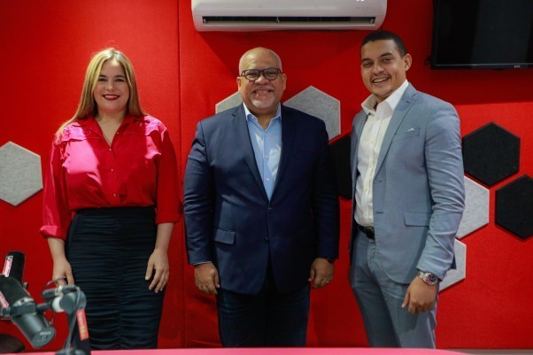 Foto Grupal De Entrevista Radial