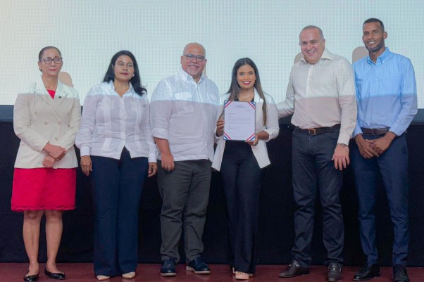 Joven Recibe Certificado De Prestamos En Nagua Joven Recibe Certificado De Prestamos En Nagua