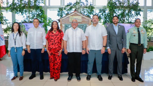 Mesa Principal En Entrega Certificado A Lideres Comunitarios