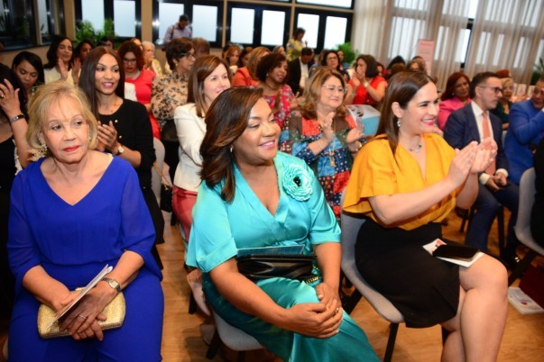 Mujeres Aplauden Liderazo Femenino Durante Acto