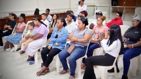 Publico En Villa Altagracia En Presentacion Emprendelad