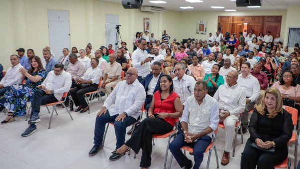 Publico En Entrega De Bahoruco