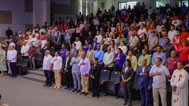 Publico En Entrega De Credito En Azua