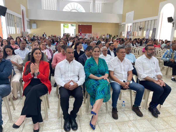Publico En La Vega Durante Entrega Creditos